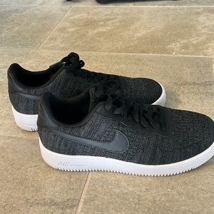 Black Nike air lightweight women’s sneakers.Great Condition